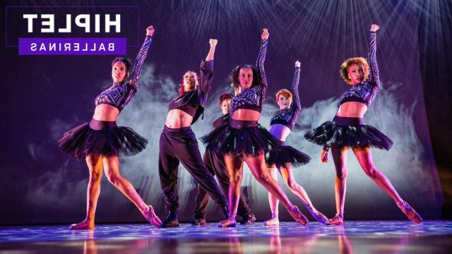 芝加哥Hiplet芭蕾舞团的六名成员在舞台上摆姿势，一只手臂举在空中. 他们穿着黑色的衣服，舞台上雾蒙蒙的.